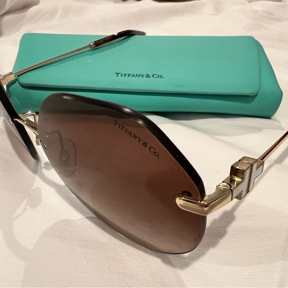 Tiffany & Co. Black Aviator Sunglasses with broken arm - Picture 4 of 5